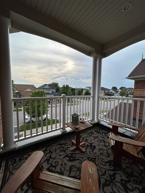 Property grounds - Modern luxury suite near historic downtown Port Perry (Port Perry)