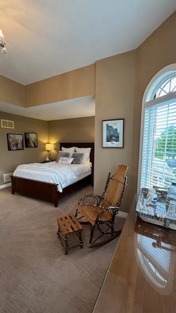 2 bedrooms, desk, iron/ironing board, free WiFi. Modern luxury suite near historic downtown Port Perry