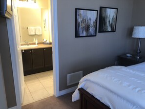 1 bedroom, iron/ironing board, WiFi, bed sheets - Modern luxury suite near historic downtown Port Perry (Port Perry)