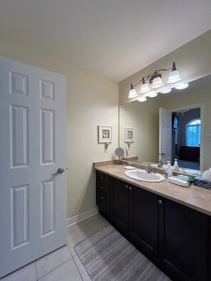 Combined shower/bathtub, hair dryer, towels, soap - Modern luxury suite near historic downtown Port Perry (Port Perry)