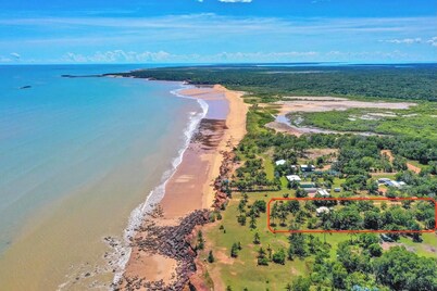 Driftwood Beachfront Getaway, tiene capacidad para 8 personas cómodamente, aire acondicionado