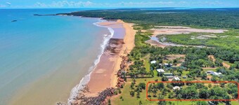 Driftwood Beachfront Getaway, sleeps 8 comfortably, fully air conditioned.