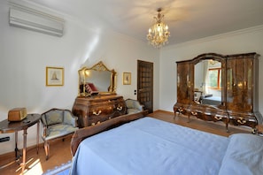 3 slaapkamers, een strijkplank/strijkijzer, reisbedje, gratis wifi