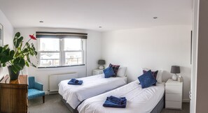 2 chambres, bureau, fer et planche à repasser, lit de bébé portatif
