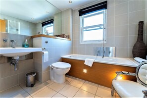 Baignoire, séchoir à cheveux, serviettes fournies, savon