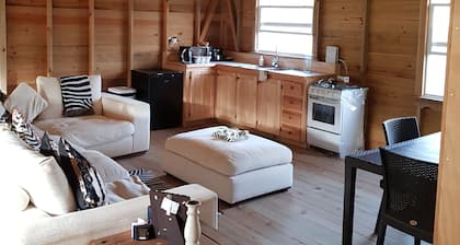 Freistehendes schönes Scheunenhaus aus Holz, 8 Minuten vom Grand Anse Strand, 1 min