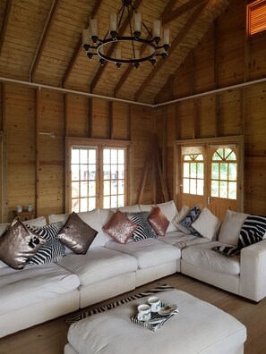 TV, books - Detached  beautiful wooden barn house, 10 -15 minutes from Grand Anse beach (call villy)