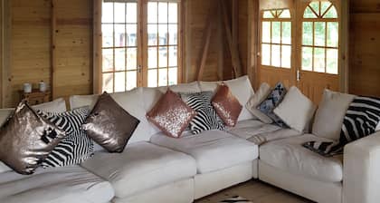 Detached  beautiful wooden barn house, 10 -15 minutes from Grand Anse beach