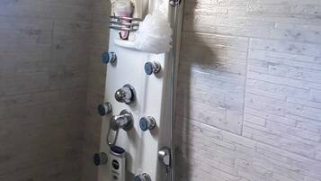 Combined shower/tub, hair dryer, towels