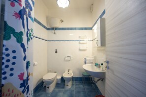 Chuveiro, secador de cabelo, bidê, toalhas de banho