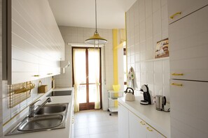 Frigorifero, piano cottura, macchina per tè/caffè, tostapane