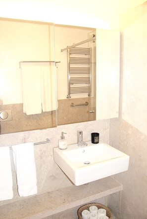 Hair dryer, towels, toilet paper - Santa Catarina Luxury Apartment (Lisboa)