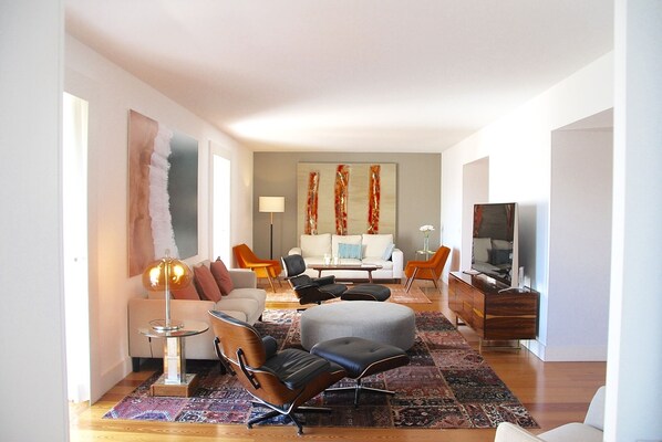 TV, offices - Santa Catarina Luxury Apartment (Lisboa)
