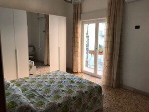 3 slaapkamers, een bureau, een strijkplank/strijkijzer, gratis wifi