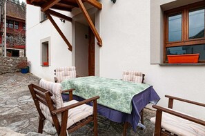 Outdoor dining - Leo Holiday Home (Andrin)