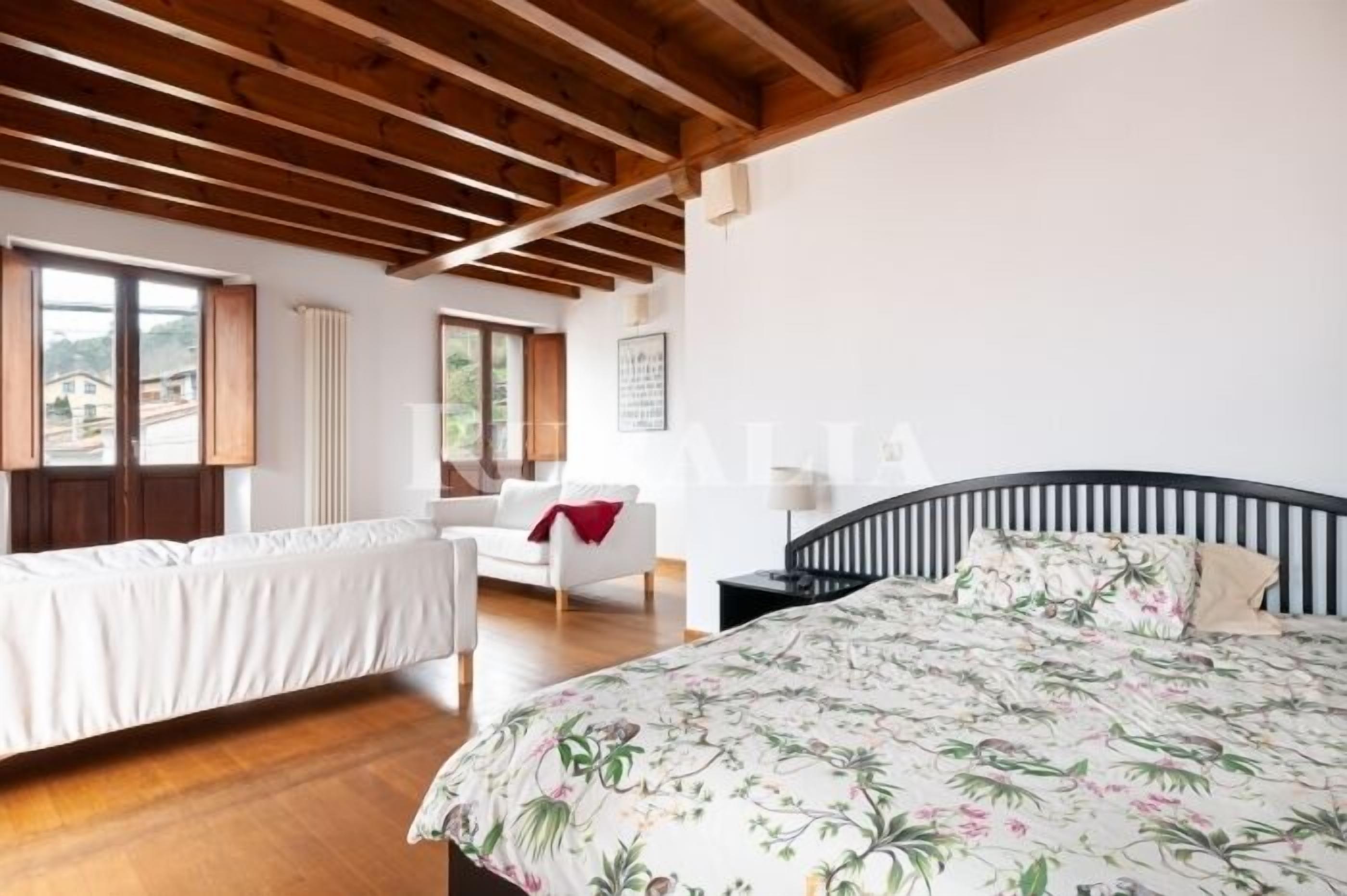 4 habitaciones, tabla de planchar con plancha y internet 