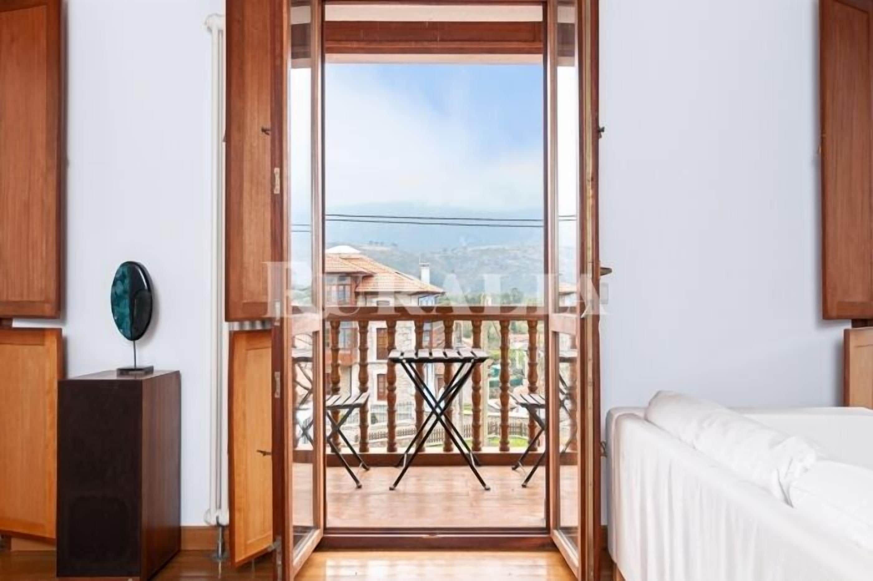 4 bedrooms, iron/ironing board, internet