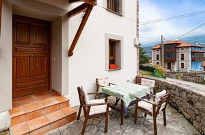 Outdoor dining - Leo Holiday Home (Andrin)