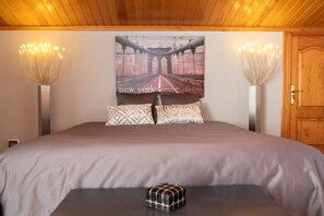 4 bedrooms, desk, iron/ironing board, free WiFi - MAGNIFICENT HOUSE IN THE DELTA DEL EBRO, WITH PRIVATE WIFI, SWIMMING POOL AND PARKING (Deltebre)