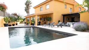 A swimming pool with lounge chairs and a covered patio area. - HOUSE IN THE EBRO DELTA, WITH WIFI, HEATED POOL, PARKING AND BARBECUE. (Deltebre)