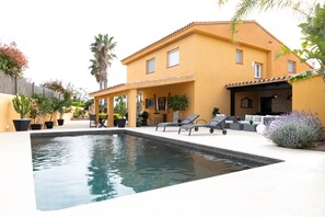 Outdoor pool - MAGNIFICENT HOUSE IN THE DELTA DEL EBRO, WITH PRIVATE WIFI, SWIMMING POOL AND PARKING (Deltebre)