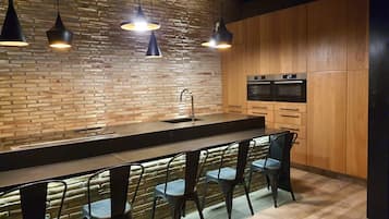 Réfrigérateur, micro-ondes, four, plaque de cuisson