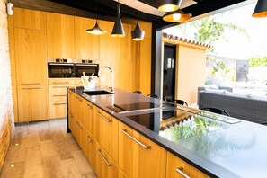 Cafetera y tetera, refrigerador, microondas y horno