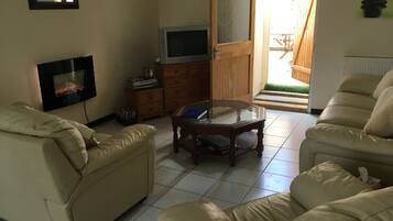 Una Smart TV, una chimenea, un reproductor de DVD, un futbolín