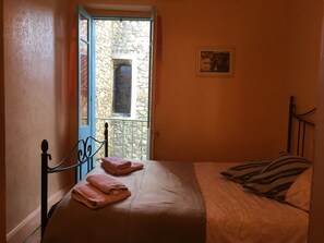 3 chambres, fer et planche Ă repasser, draps fournis