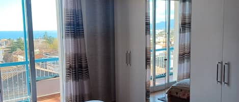 4 bedrooms, desk, iron/ironing board, free WiFi