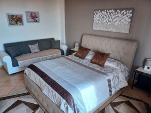 4 bedrooms, desk, iron/ironing board, free WiFi