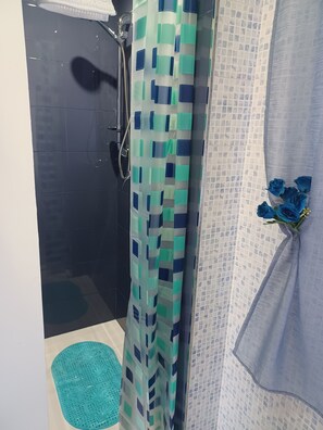Baignoire, sèche-cheveux, bidet, serviettes fournies