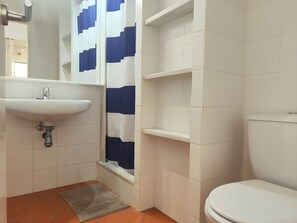 Shower, towels - Tamariu Beach 1- Beachfront Home with wifi & views (Tamariu)