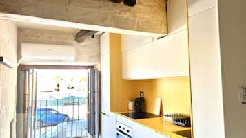 Fridge, oven, stovetop, coffee/tea maker