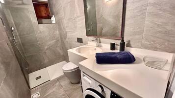 Douche, sĂšche-cheveux, serviettes fournies, savon