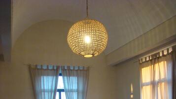 Télévision, cheminée, lecteur de DVD, chaîne hi-fi