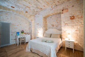 6 bedrooms, iron/ironing board, WiFi - Charming Family Retreat in a stone farmhouse with Private Pool in Itria Valle (Ceglie Messapica)