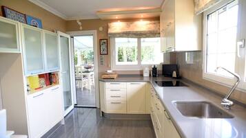 Frigorífico, microondas, horno y placa de cocina