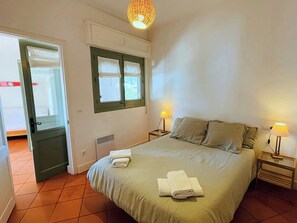 2 habitaciones, tabla de planchar con plancha, wifi y ropa de cama 