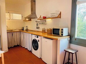 Jääkaappi, mikroaaltouuni, liesi, kahvin-/teenkeitin