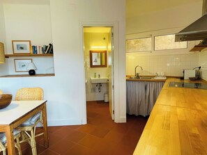 Fridge, microwave, stovetop, coffee/tea maker