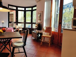 Dining - Bright 1-Bed Apartment on La Rambla, Barcelona. RJ (Barcelona)