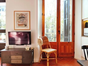 TV - Bright 1-Bed Apartment on La Rambla, Barcelona. RJ (Barcelona)