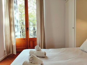 1 bedroom, iron/ironing board, WiFi, bed sheets - Bright 1-Bed Apartment on La Rambla, Barcelona. RJ (Barcelona)