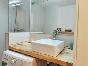 Bathtub, hair dryer, towels - Bright 1-Bed Apartment on La Rambla, Barcelona. RJ (Barcelona)