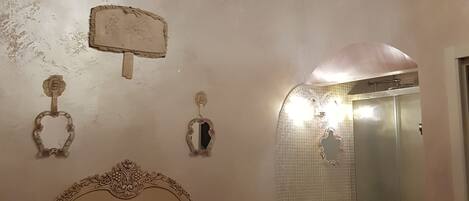 Rom – deluxe | Minibar, individuelt innredet, skrivebord og wi-fi (inkludert)