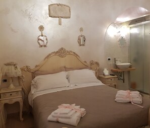 Quarto luxo | Frigobar, individualmente mobiliados, escrivaninha, Wi-Fi de cortesia