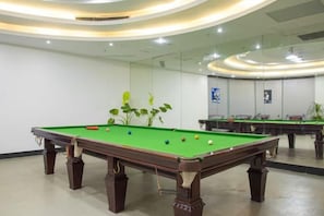 A pool table in a room with a curved ceiling and a large mirror on the wall. - Taixuhu Holiday Hotel (Hangzhou)