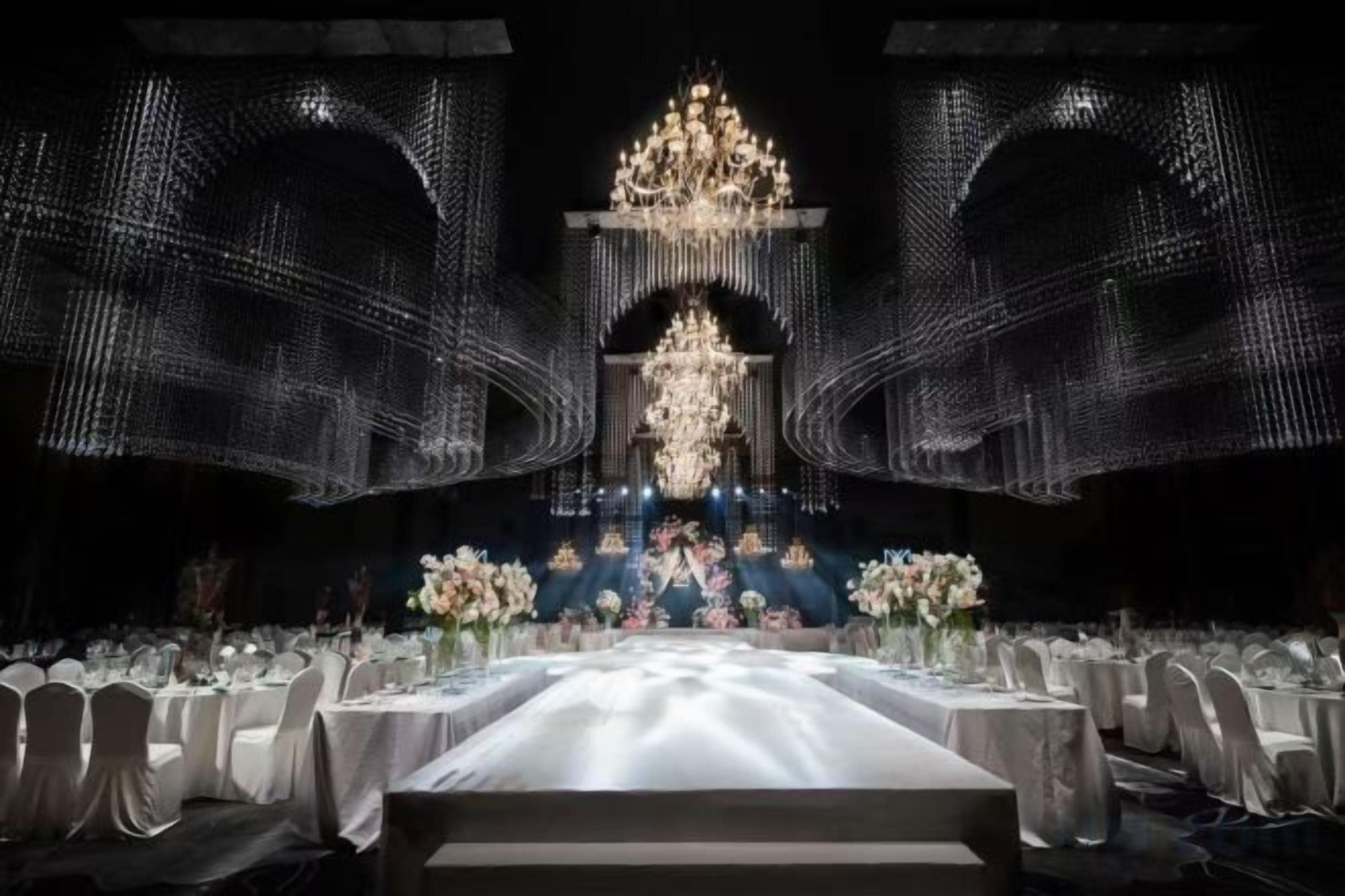 Una sala de dinar elegant amb una taula llarga, cadires i un penjallum.