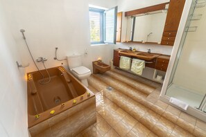 Tina, secadora de cabello, bidet, toallas 